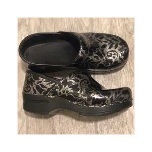 💥PRICE DROP💥🖤DANSKO🖤 Black and Silver Floral